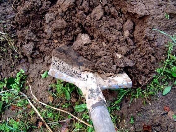 Копать землю лопатой